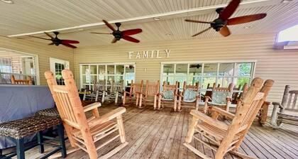 Private Family Mini Resort!! Pool, Gym, Pool table, foosball, volleyball, Lake +
