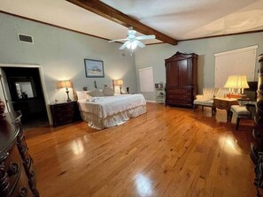 10 habitaciones, tabla de planchar con plancha, cuna de viaje y wifi