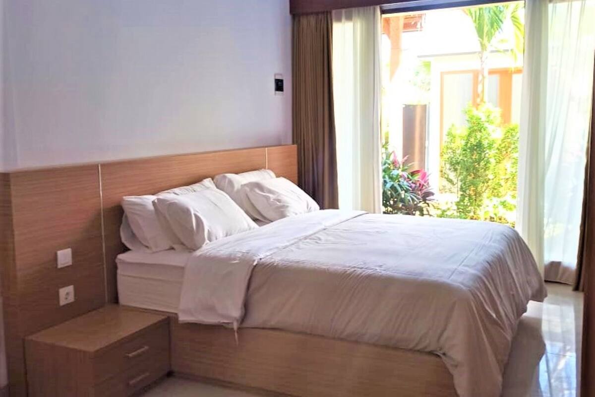 Standard Double Room | Desk, bed sheets