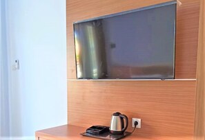 Desk, bed sheets - Nyuh Gading 64 (Seminyak)