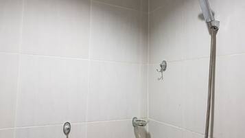 Single Room | Bathroom | Shower, towels