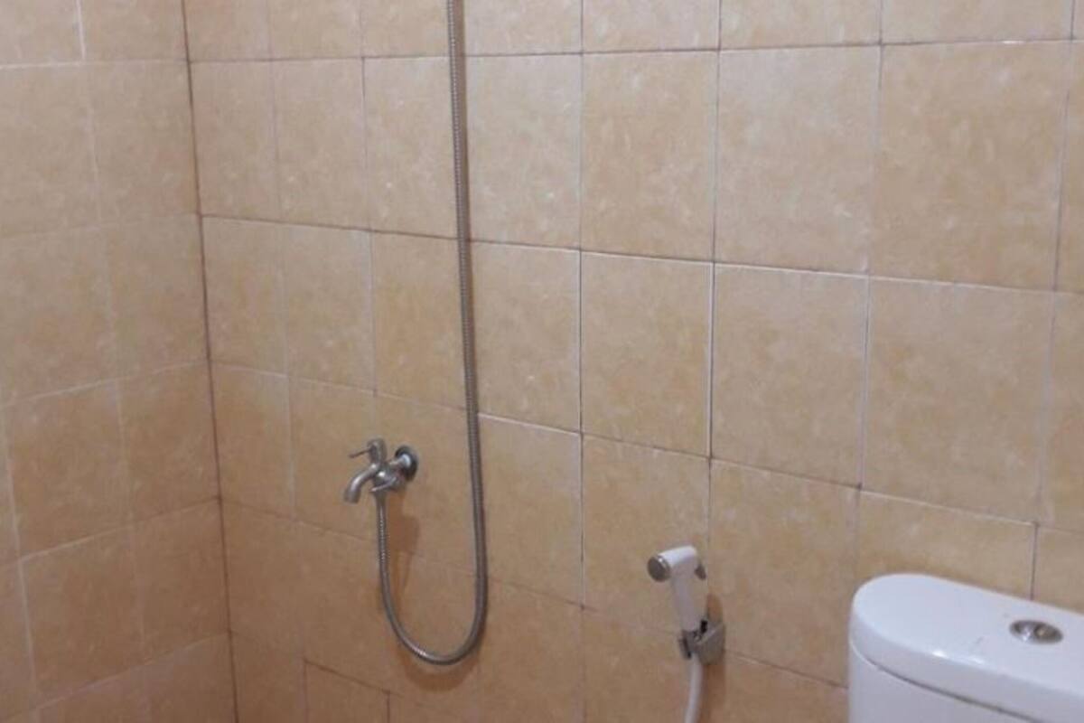 Ducha, artículos de higiene personal gratuitos y toallas