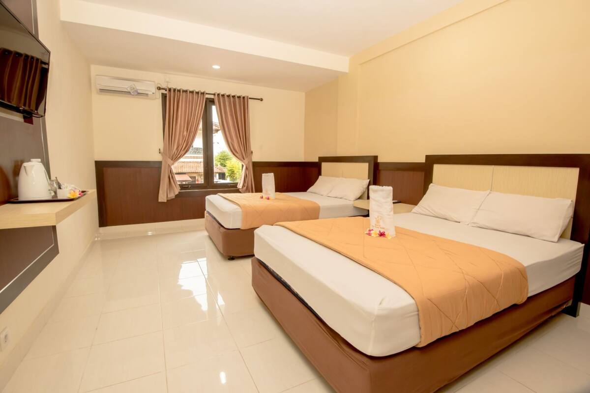Superior Twin Room | Desk, bed sheets