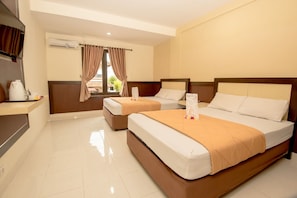 Desk, bed sheets - Hotel Puri Nusa Indah (Denpasar)