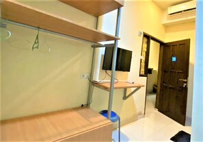 标准房 | 办公桌、免费 WiFi、床单