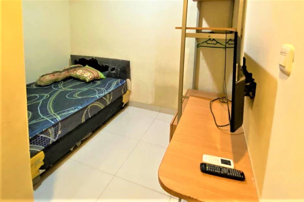 Desk, free WiFi, bed sheets