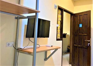 标准房 | 办公桌、免费 WiFi、床单