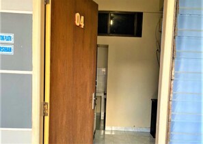 标准房 | 办公桌、免费 WiFi、床单