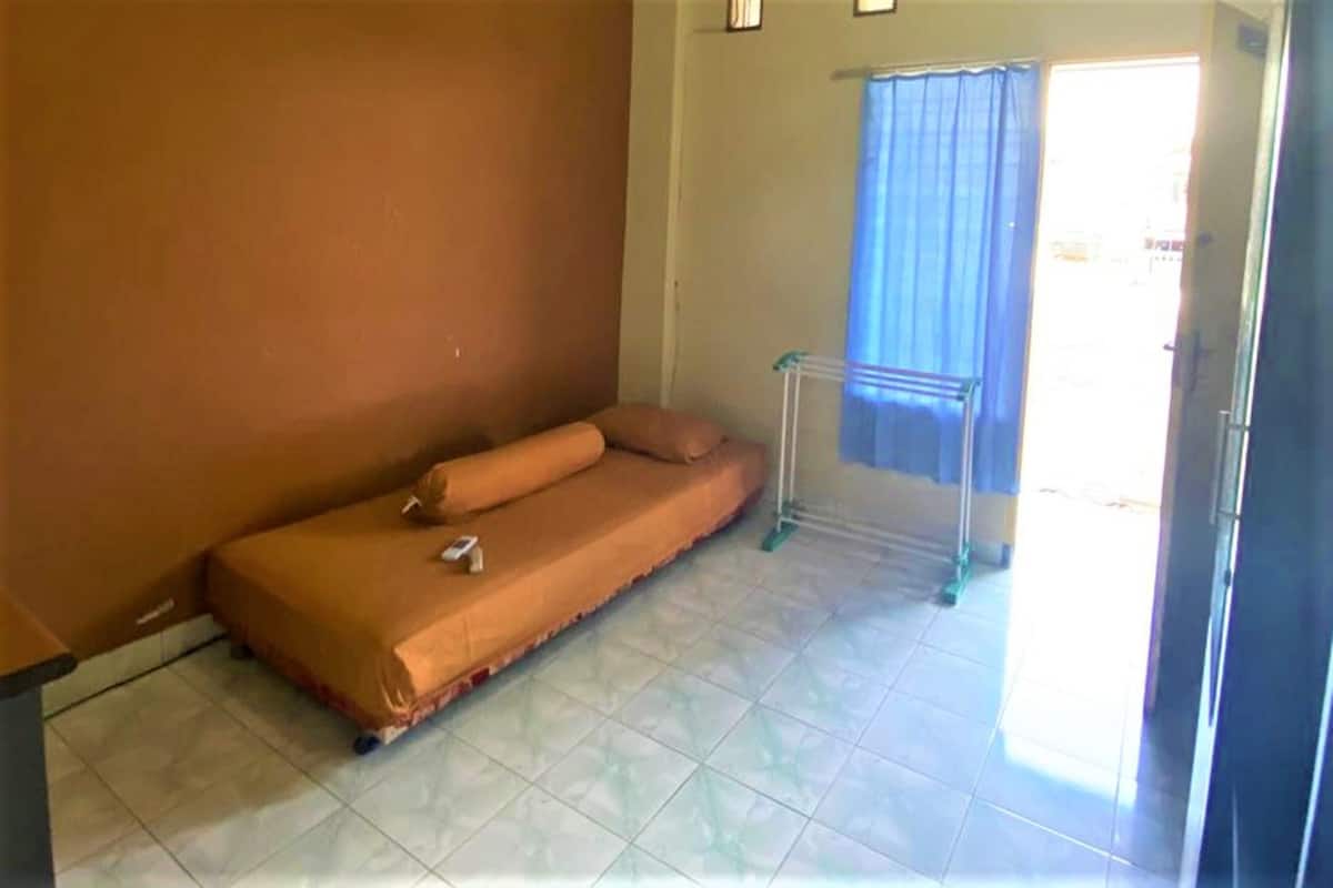 Standard Room | Meja, Wi-fi percuma, cadar katil
