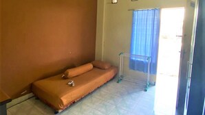 Standard Room | Desk, WiFi (free), bed sheets