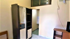 Standard Room | Desk, WiFi (free), bed sheets