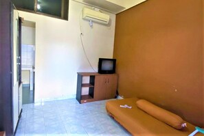 Desk, free WiFi, bed sheets - Lodgins Wahyu Pelita (Makassar)