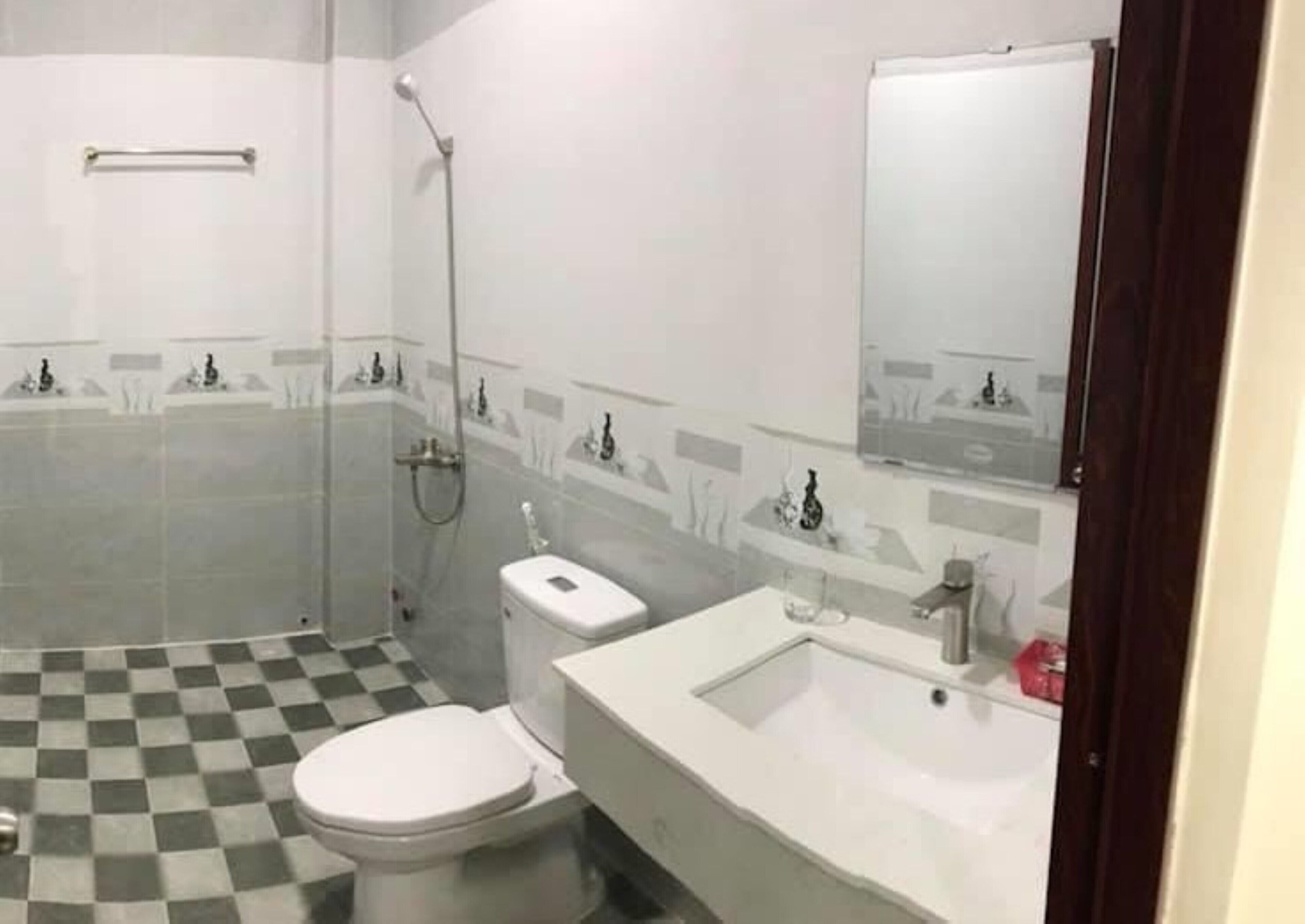 Shower, free toiletries, bidet, towels