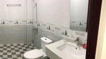 Shower, free toiletries, bidet, towels