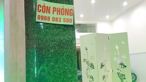 A green marble pillar with a sign reading "CÔN PHÒNG 0908 083 500". - Dung Khanh Motel (Ho Chi Minh City)