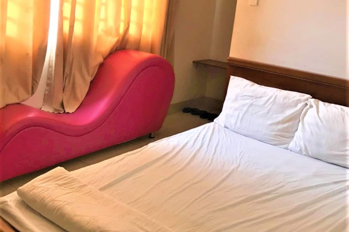 Free WiFi, bed sheets