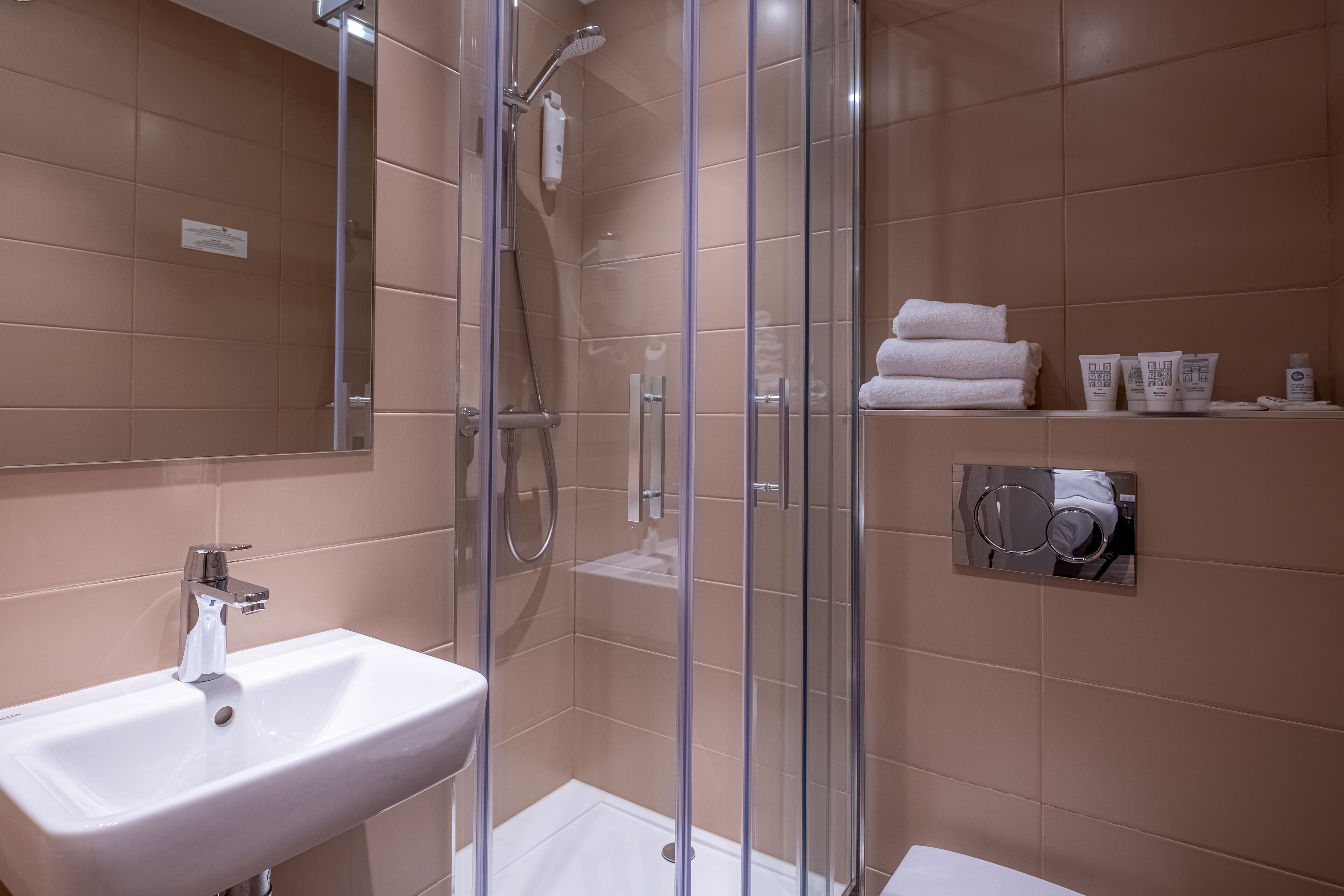 twin room (sans climatisation sans ascenseur) | bathroom | hair dryer, towels