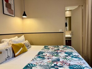 家庭客房 | 客房內保險箱、書桌、筆電工作空間、隔音