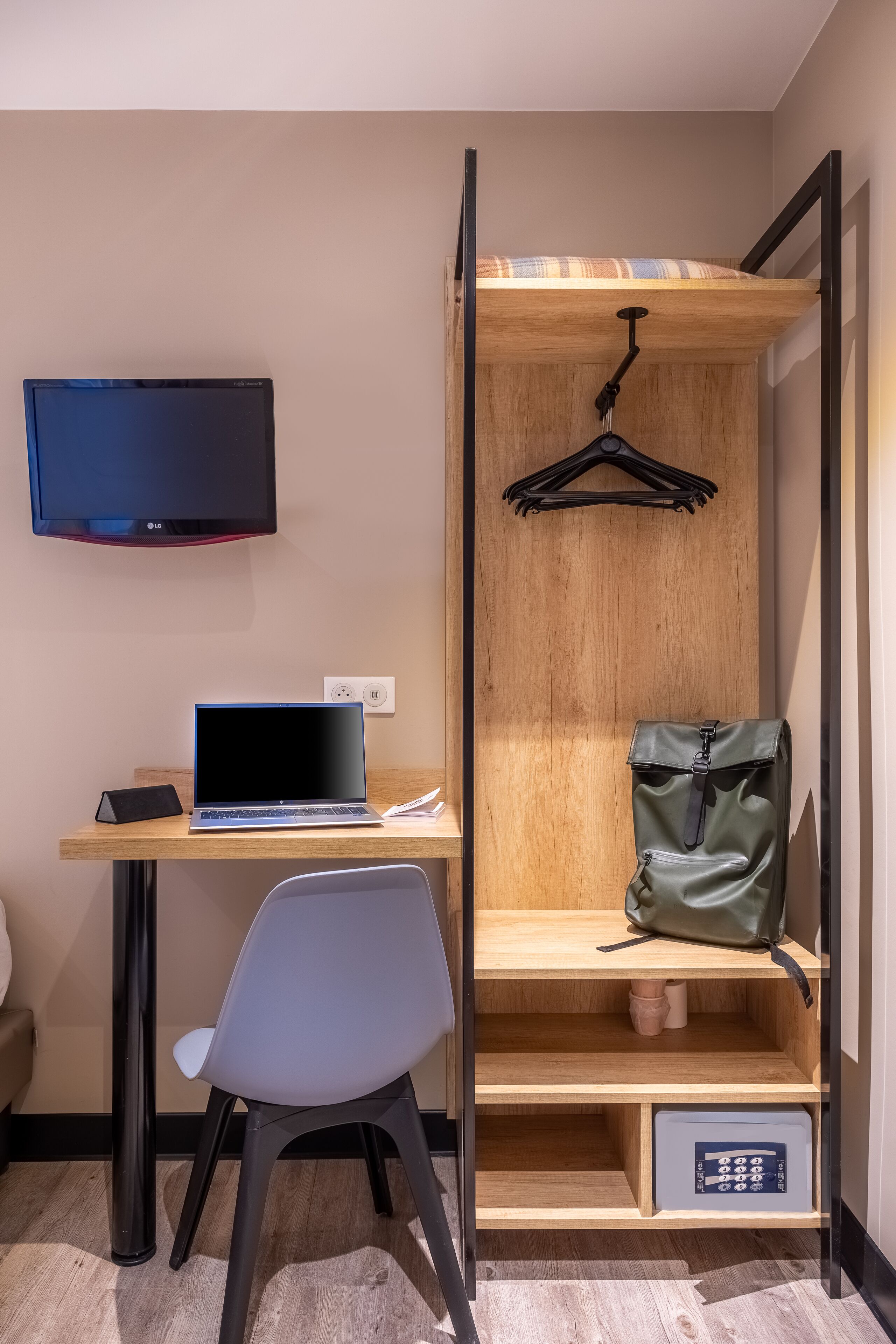 twin room (sans climatisation sans ascenseur) | in-room safe, desk, laptop workspace, soundproofing