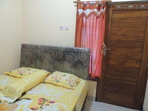 Standard Double Room | Desk, bed sheets - Alissa Motel (Srimulyo)