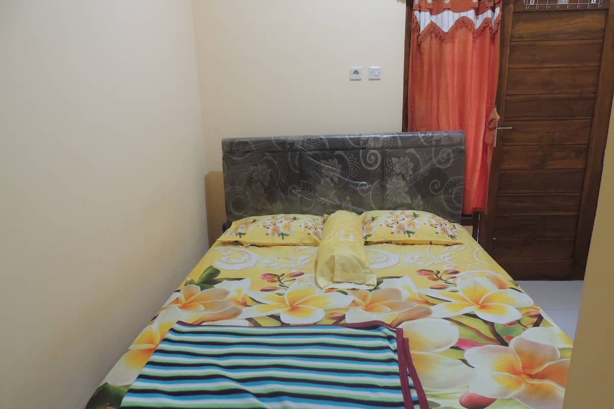 Desk, bed sheets