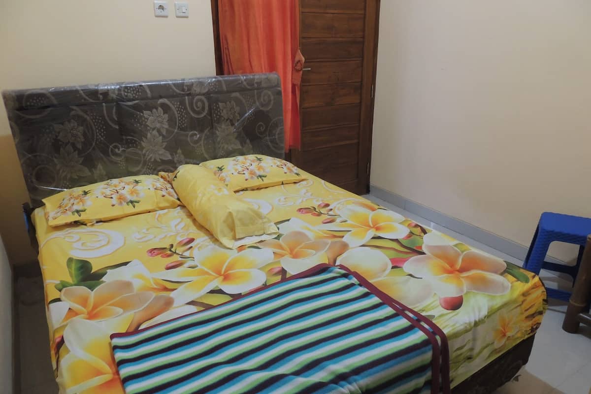 Kamar Double Standar | Meja kerja dan seprai linen