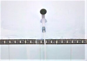 Habitación Deluxe doble | Baño | Ducha, artículos de higiene personal gratuitos y toallas