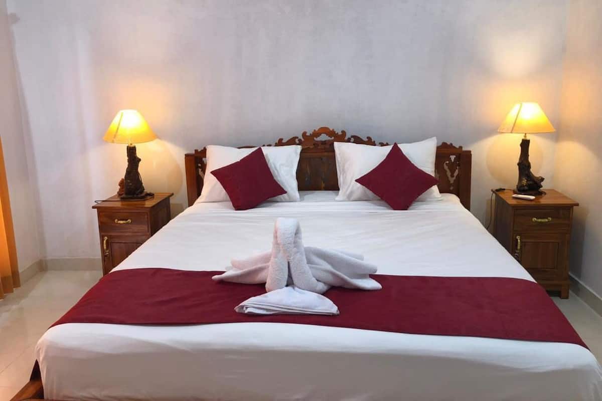 Escritorio, wifi gratis y ropa de cama