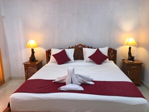 Escritorio, wifi gratis, ropa de cama