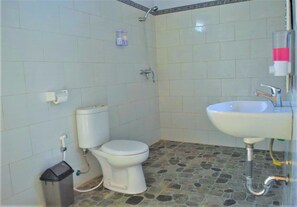 Bathroom | Shower, free toiletries, towels