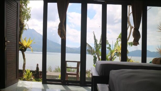A room with a bed, a bench, and a view of a lake and mountains. - Batur Green Lakeview in Kintamani Bali (Kintamani)