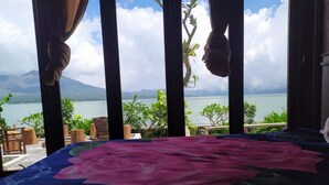 A room with a bed and a view of a lake and mountains. - Batur Green Lakeview in Kintamani Bali (Kintamani)