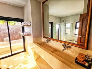 Villa 1 Bedroom with Mountain View | Bathroom | Separate bathtub and shower, free toiletries, hair dryer, bathrobes - Hideaway (Hang Dong)