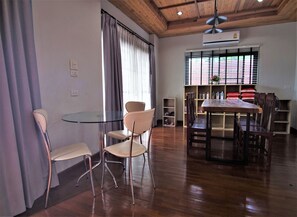 Villa, 5 Bedrooms | Dining room