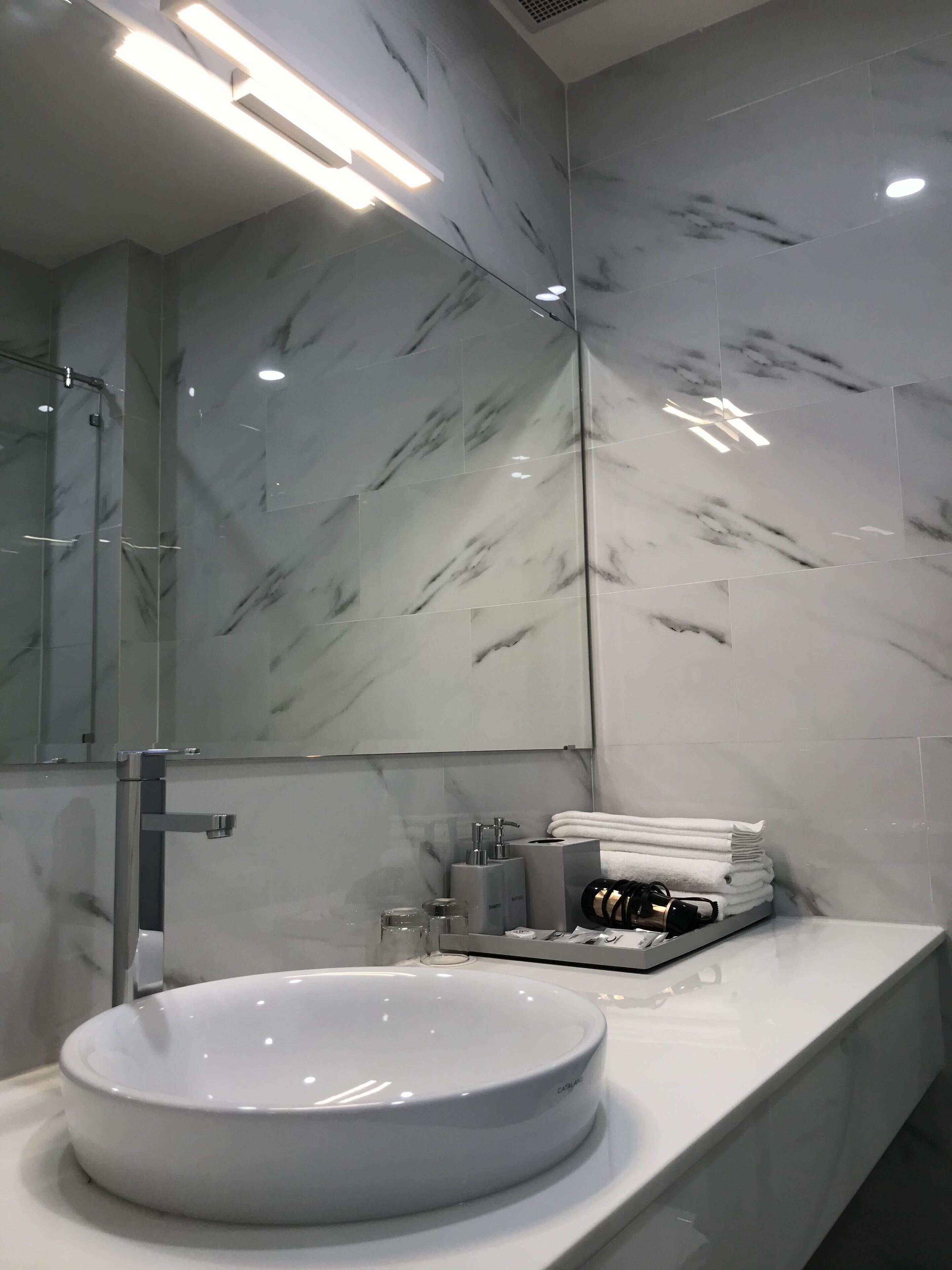 Buồng tắm vòi sen, vòi sen phun mưa, dép đi trong nhà, khăn tắm 