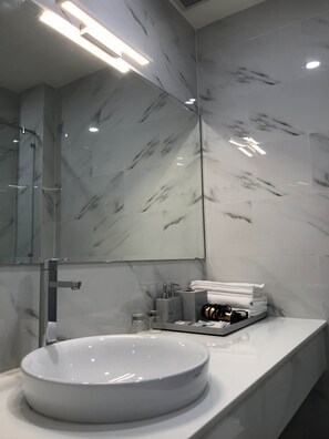 Shower, rainfall showerhead, slippers, towels - The Moon Hotel 2 (Ho Chi Minh City)