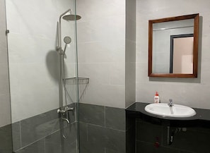 Departamento, 1 habitación | Baño | Regadera, regadera tipo lluvia, pantuflas, toallas