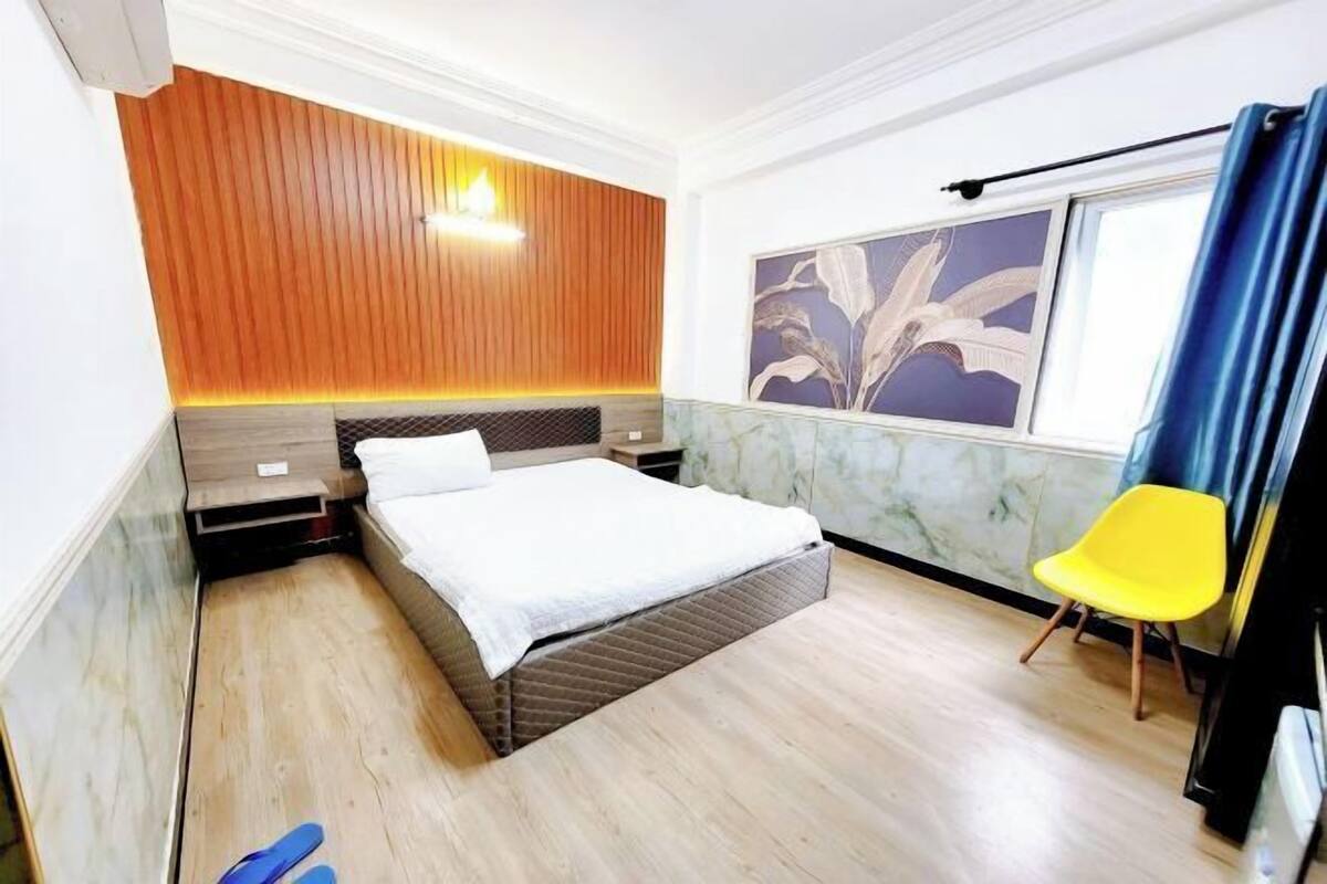 Laptop workspace, free WiFi, bed sheets