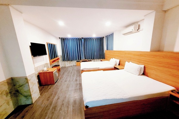 Family Room | Laptop workspace, WiFi (free), bed sheets