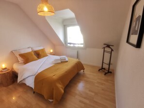 3 Schlafzimmer, Schreibtisch, Bügeleisen/Bügelbrett, Reisekinderbett
