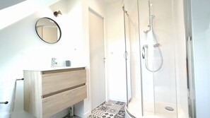 Badewanne, Haartrockner, Handtücher, Toilettenpapier