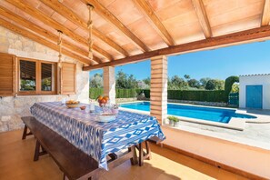 تناول الطعام بالخارج