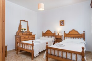 3 chambres, coffre-fort, fer et planche à repasser, literie fournie