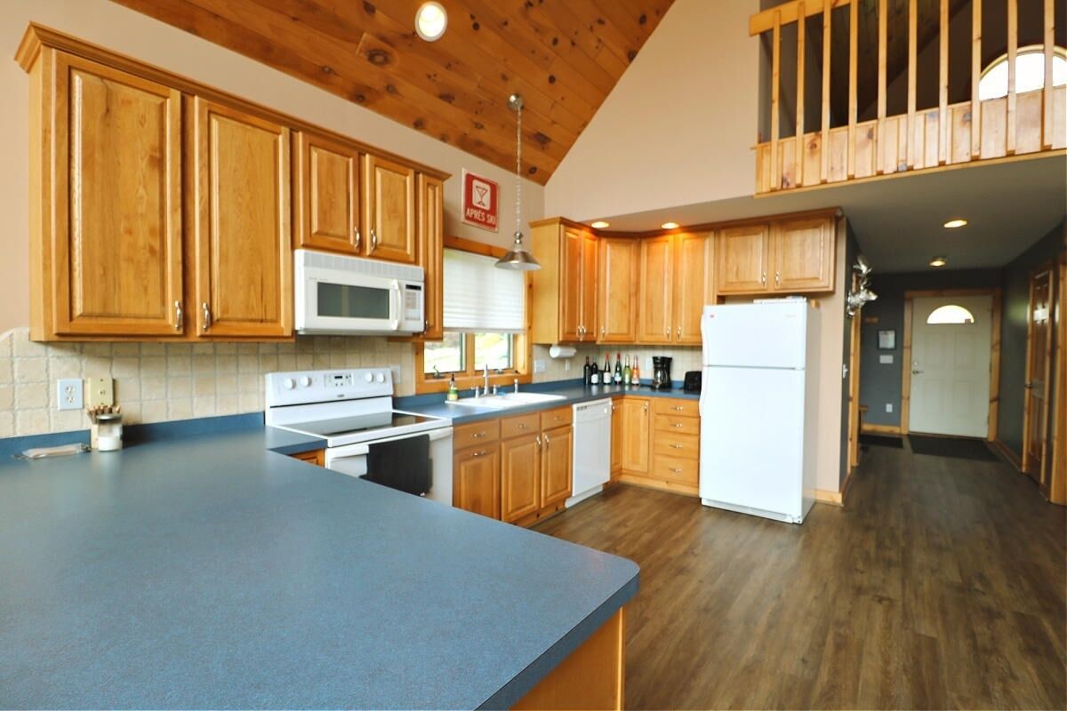 Chalet, 4 Bedrooms | Private kitchen | Fridge, coffee/tea maker