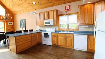 Chalet, 4 Bedrooms | Dapur peribadi | Peti sejuk, pembancuh kopi/teh