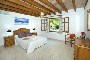 3 chambres, coffres-forts dans les chambres, fer et planche à repasser