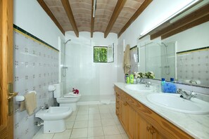 Bathtub, towels
