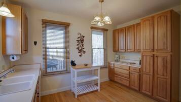 House, 4 Bedrooms | Private kitchen | Fridge, oven, coffee/tea maker