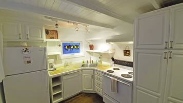 Cottage, 1 Bedroom | Private kitchen | Fridge, oven, coffee/tea maker