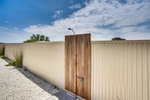 Property grounds - Seaside Sanctuary - Port Elliot - Wi-Fi and Linen - Family - Close to beach - Hi (Port Elliot)